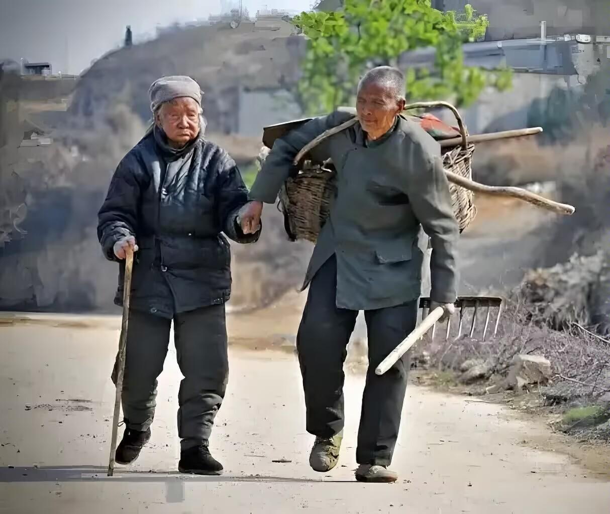 谁能想到农村老人的晚年这么难?明明把子女一个个拉扯大,可真到自己需要人管了,子女