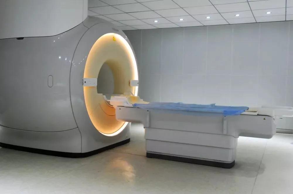 太离谱了！很多人看到一男子被忘在机器上一整夜，第一反应只有一句话：这也能忘？