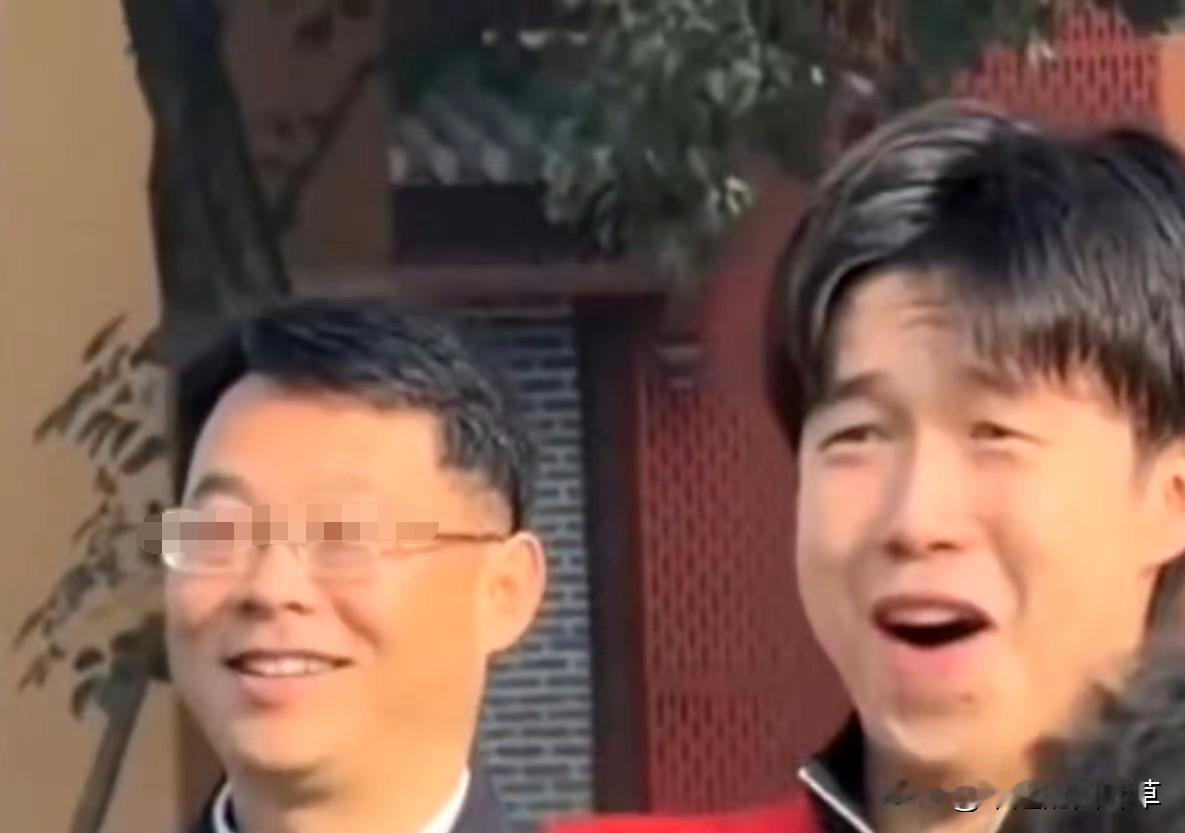 王楚钦，听我一句劝，先别收礼物了，赶紧多和孩子们玩会儿吧活动里他想耍帅拧