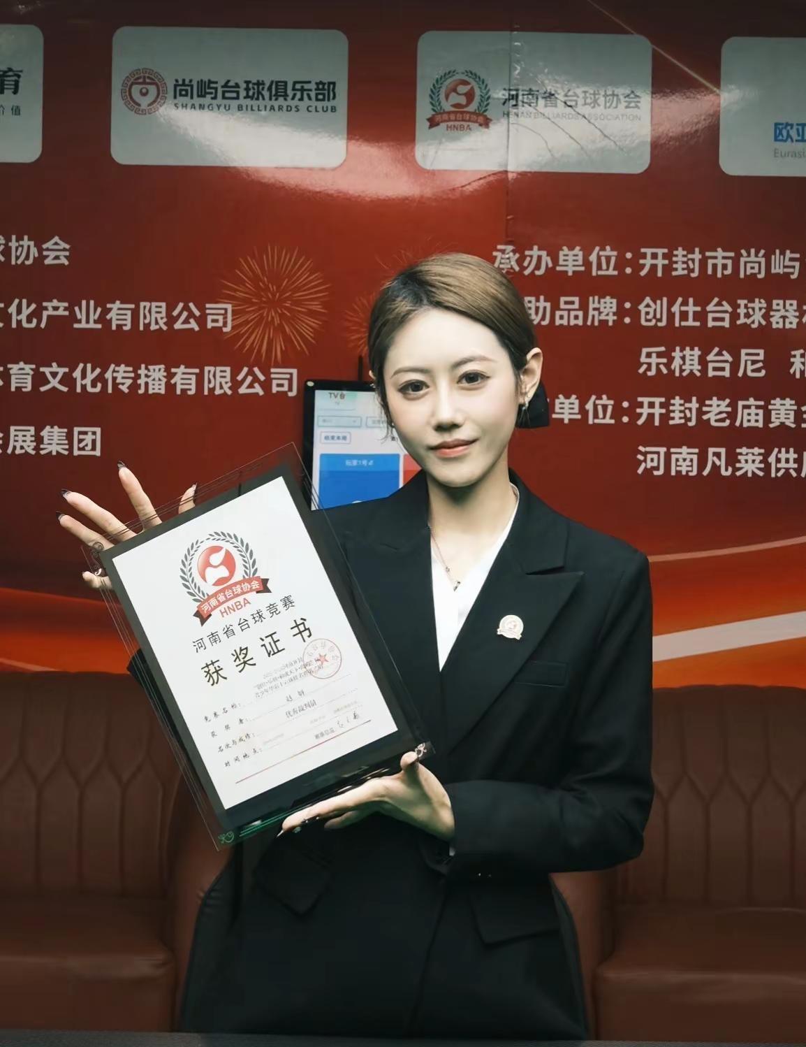 所有人都告诉她"你见识到外面社会的厉害了吧"她说"不我见识到我自己的厉害了"