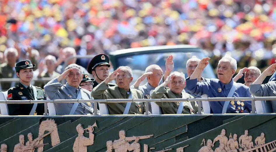 九三阅兵不设老兵方队，背后原因令人泪目！今年的阅兵没有设立老兵方队，而是邀请