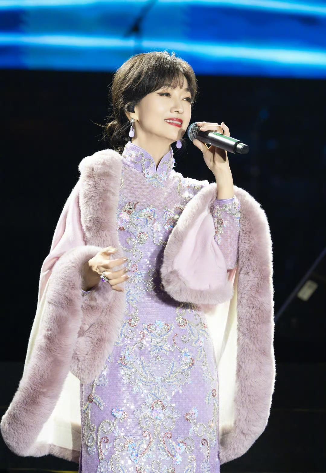 赵雅芝最新穿搭，旗袍+披肩，一身紫色，美翻天！不得不说，赵雅芝的年龄已经70