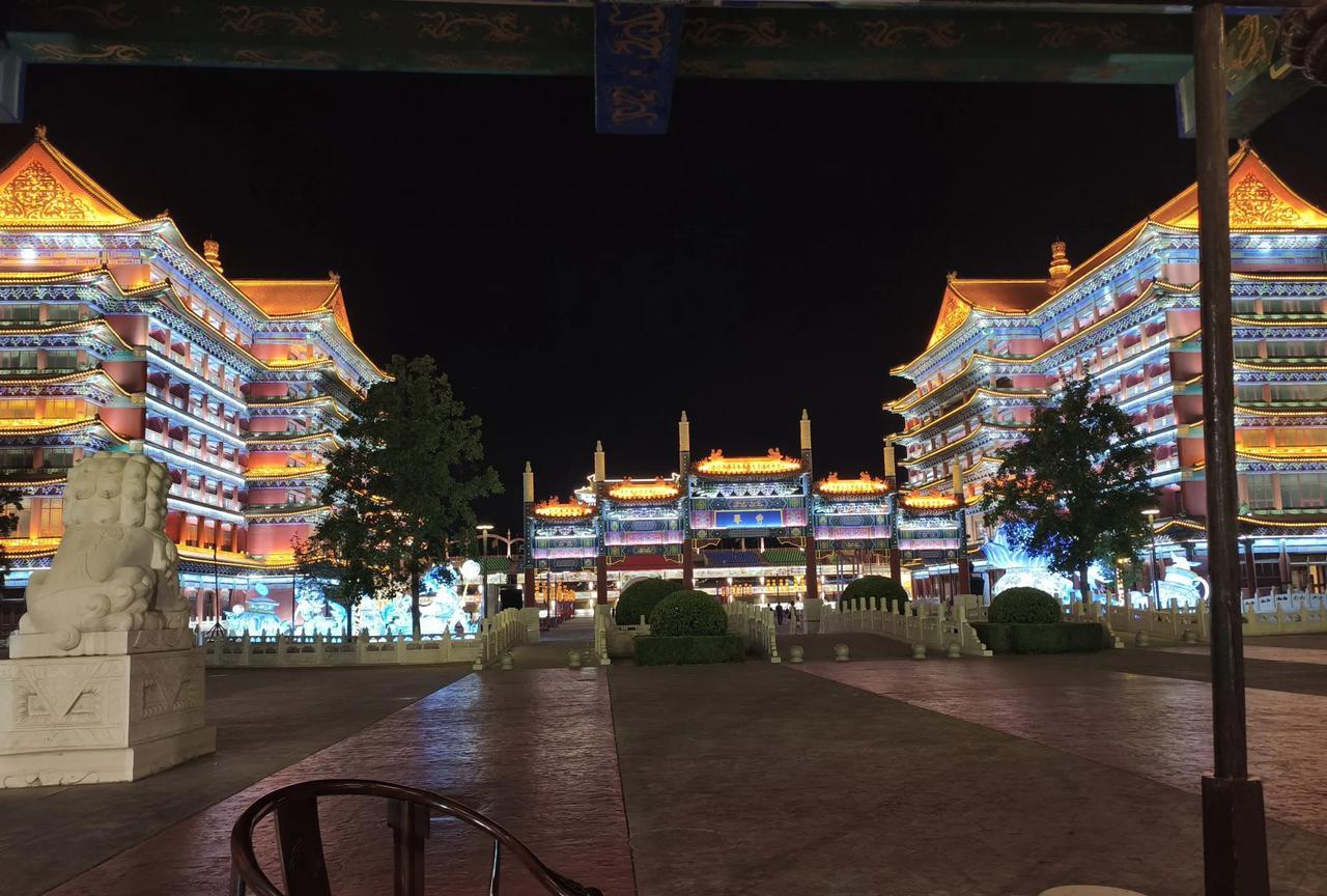 无限玄幻的大明幻境，夜景更是美不胜收，走在湖畔令人无限遐思，好一幅人家仙境啊！
