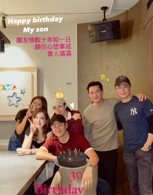 林心如许玮甯携老公聚会，娱乐圈两对高颜值夫妻同框了，霍建华邱泽搂腰合照，帅哥美女