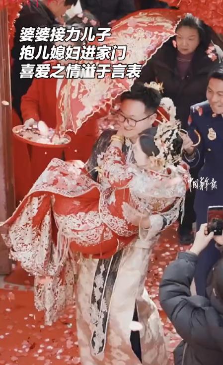 近日，安徽亳州，婚礼现场，新郎抱着新娘进洞房，没走几步，婆婆却迎了上去，没想到，