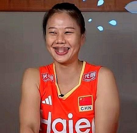 男排垫底那年，球落地没人捡，教练急得拍大腿。女排靠龚翔宇一人撑起一传、防守、快
