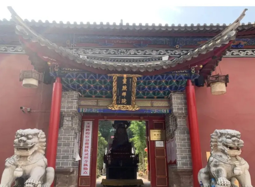 太离谱了！2010年云南，灵照寺方丈释永修意外身亡，僧众整理遗物时，竟意外发现他