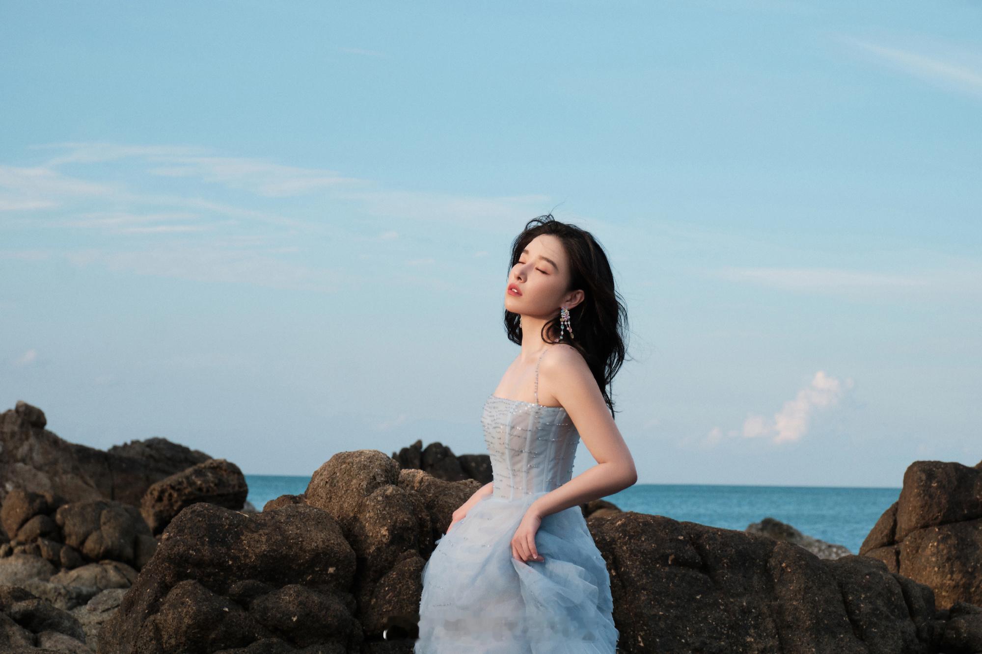 阚清子淡蓝抹胸纱裙