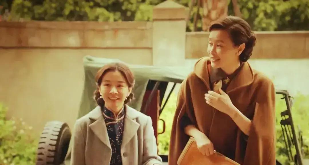 现在试镜，潜规则是“你得有点丑”。制片人盯着安雅·泰勒-乔伊过宽的眼距，或史蒂