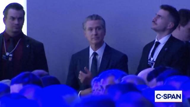 笑不活了，达沃斯论坛这波瓜直接拉满，昨天特朗普在瑞士达沃斯开讲，全程跟加州州长纽