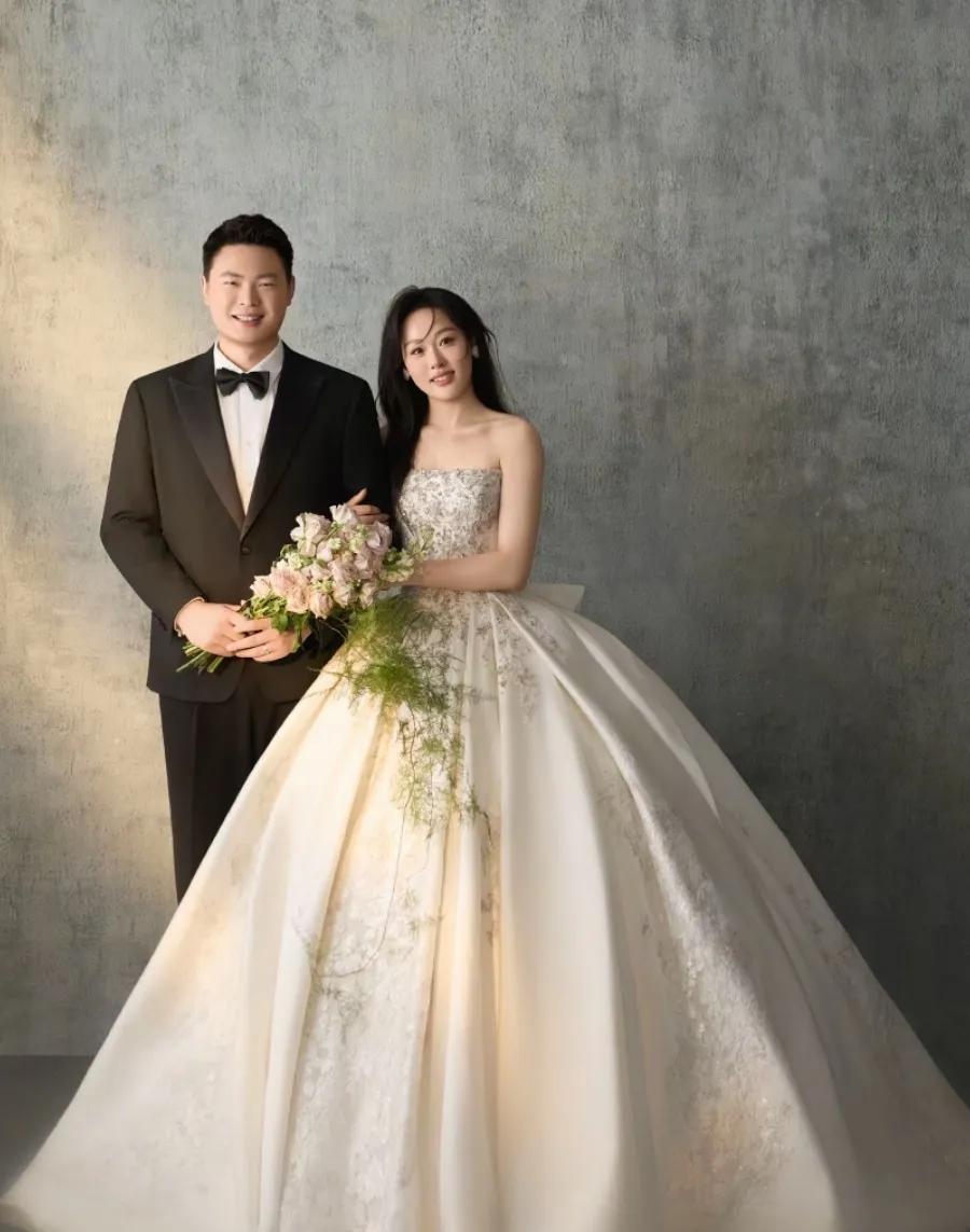 江苏女排主攻吴晗将举办婚礼，她的爱人周立迎曾入选过中国男排。27岁的吴晗是国青女