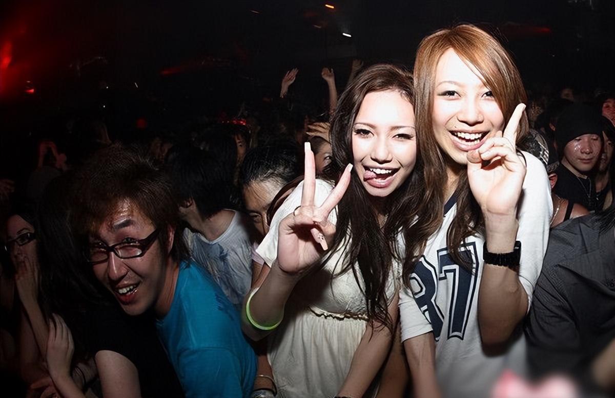 艾滋病已经盯上这些人群了，别再觉得“跟我没关系”。中国登记在册的感染者快到10