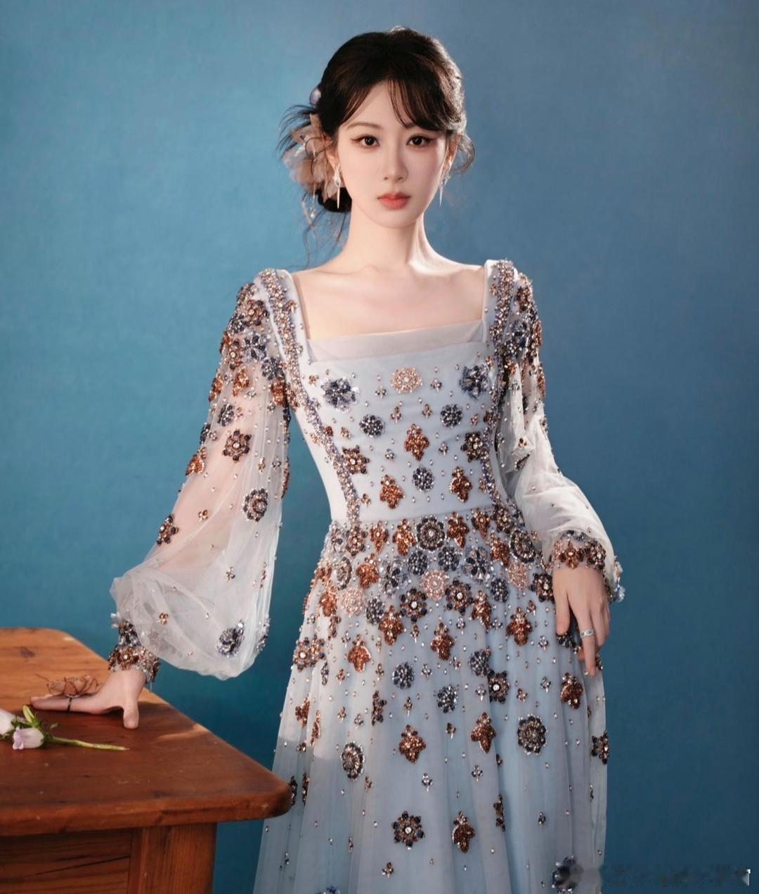 1.杨紫当初满怀期待参加旅行综艺，没想到节目里几位姐姐之间的矛盾和摩擦不断。更