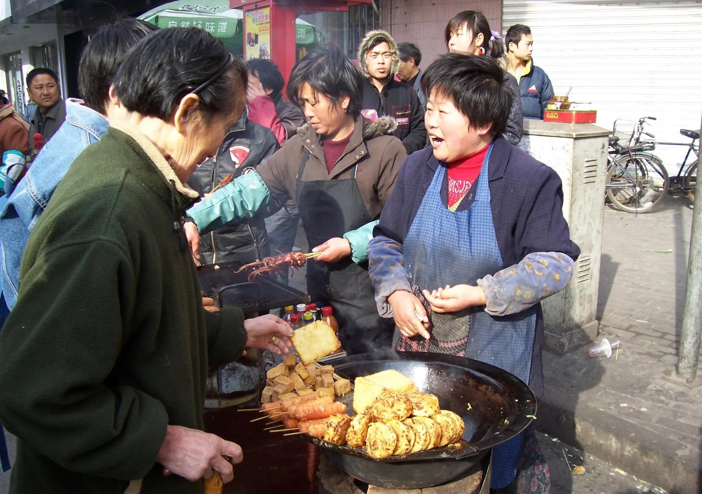 油墩子、粢饭糕、淀粉肠、臭豆腐、铁板鱿鱼上海街边美食的明星单品​​​