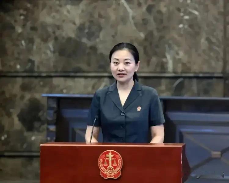 今天是45岁的中国女法官张玲玲到联合国上任的第二天。去年11月，在联大内部