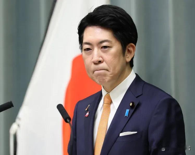 1月27日，日本官方副长官向中方公开表达了不满，他在新闻发布会上连续回答两个涉华