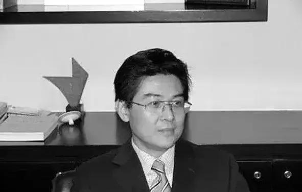 1941年，蒋经国在给蒋介石的一封信中写道：“秘书章亚若怀孕了，并要求结婚。”蒋