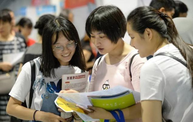 为什么孩子一上高中成绩就断崖下滑❓真相太真实很多家长都有这样的困惑：孩子初中成