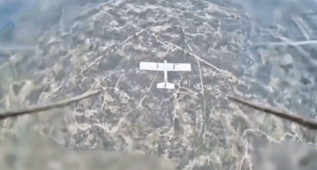 无人机空战，下一秒画面很解压！俄罗斯无人机装了两根钢锥，在空中直接瞄准乌克兰无人