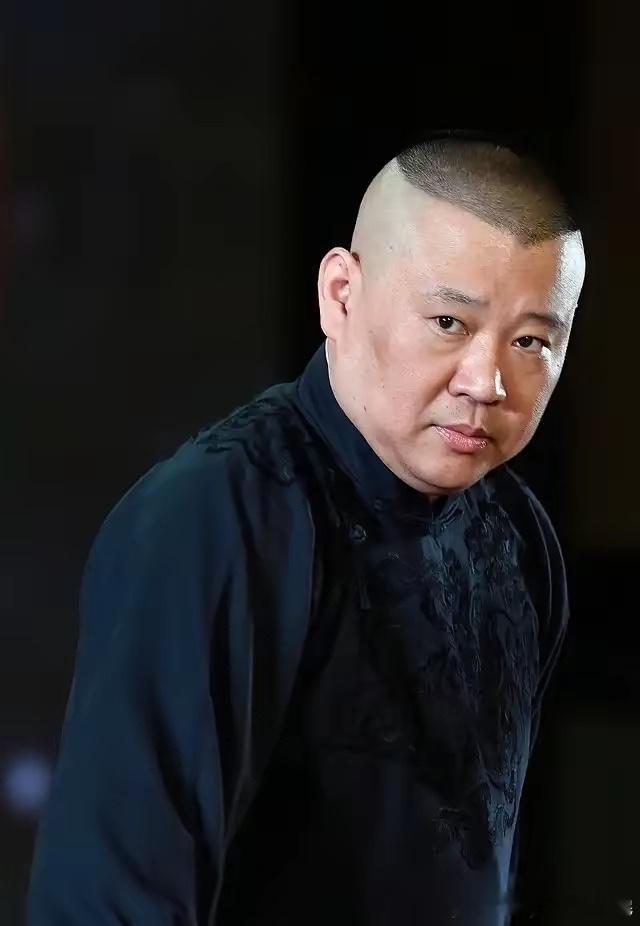 郭德纲到底还是没再憋着。从武汉演出闹出风波，到六十万罚单落下，整整两个月他一个字没吭，任由“心虚”“