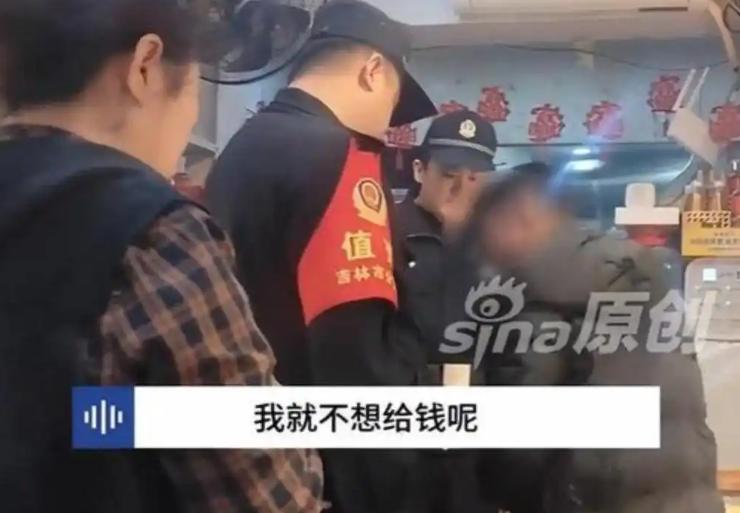 见过吃霸王餐的，没见过把霸王餐吃成“产业链”的。天津这对小情侣，白天不出门，一到