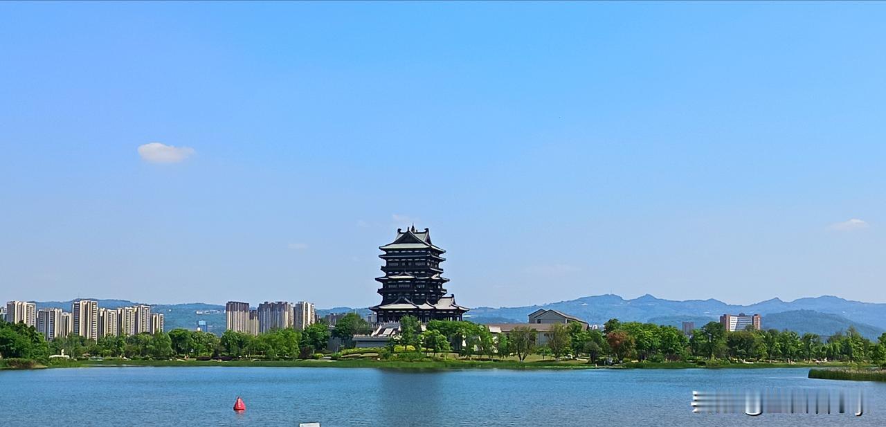 昨天是我们家值得庆祝的一天，吃过午饭，我们游览了成都东安湖公园，切实领略到了东安