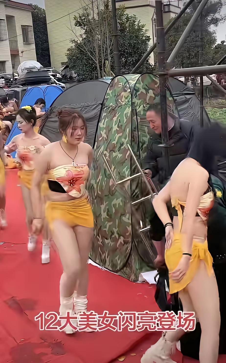 重庆某山村90岁的老人大寿，发了财的儿子为老父亲请来12位艳丽美女过寿……不