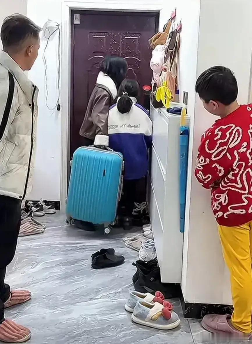 女子长期遭受丈夫的家庭暴力，却因孩子而一直默默忍受。女子问14岁的儿子：