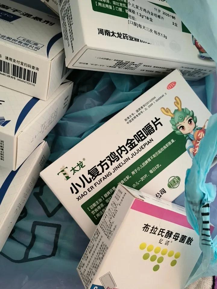 现在真的不敢生病随便一去900元没了，孩子生病肚子疼，去医院检查。