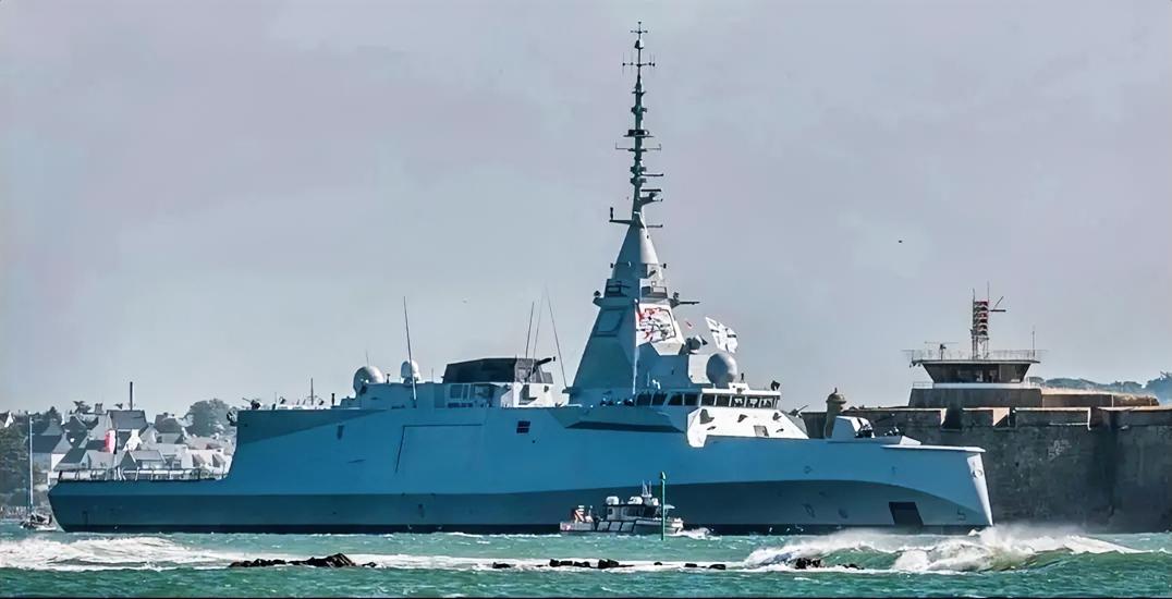 这是法国海军新一代防御和干预型护卫舰的首舰，“罗纳克海军上将”号。该舰长122