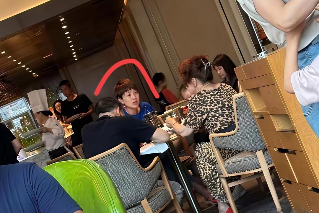 顶流女明星老了，素颜的样子有点憔悴，看起来差点让人认不出来了，大家看出来她是谁了