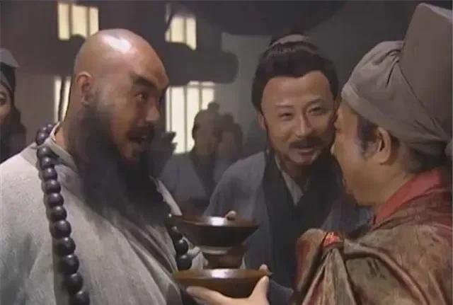 水浒传中，是如何表现阶层的呢？鲁智深看不起李忠，李忠从怀里取出来二两银子的时候