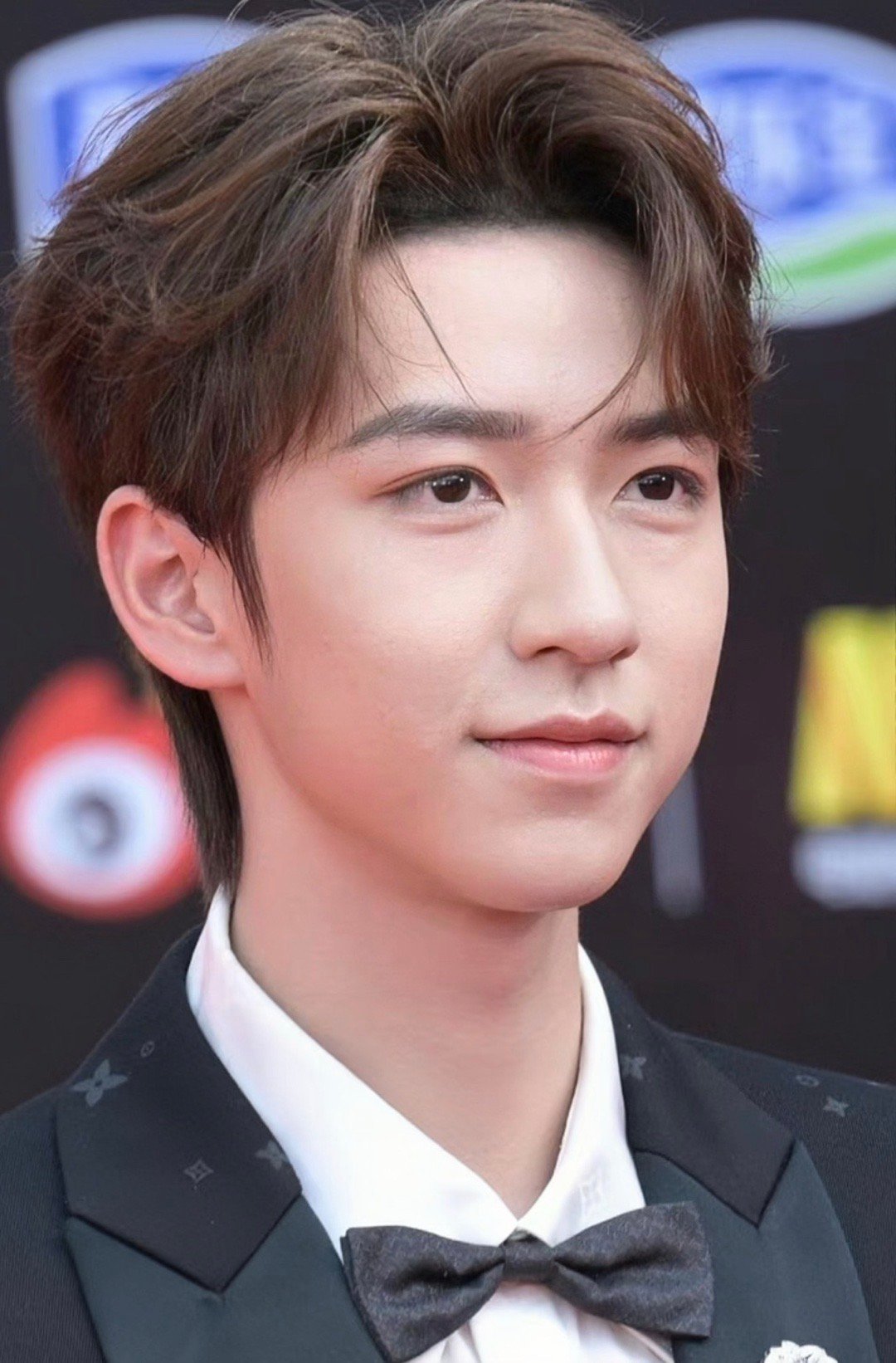 听说这是肉眼最接近贺峻霖本人的一组图