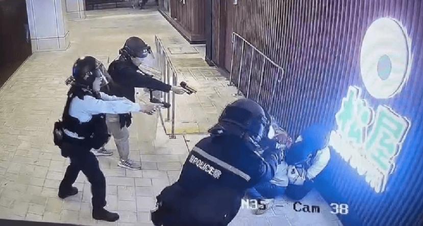 香港屯门市广场今日（1月15日）晚上一名男子持刀，挟持女人质，被警员开枪击毙。据