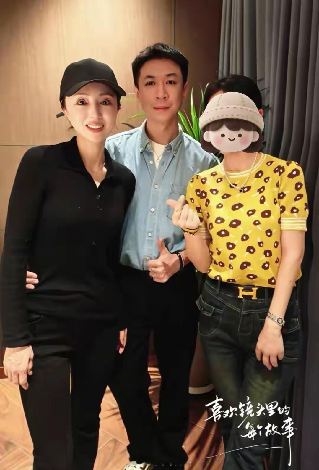 董璇张维伊一家与好友聚餐，张维伊搂着董璇拍照好甜蜜