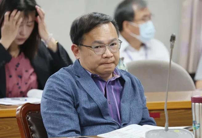 靠背哥又闯祸了，他在三立政论节目以嘲讽口吻评论台中市长卢秀燕的粉底液价格与外貌，