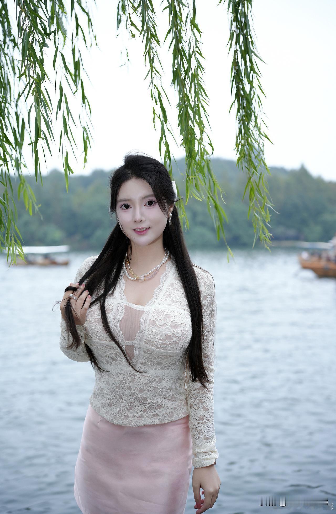 水边美人倚，柳下笑语生。