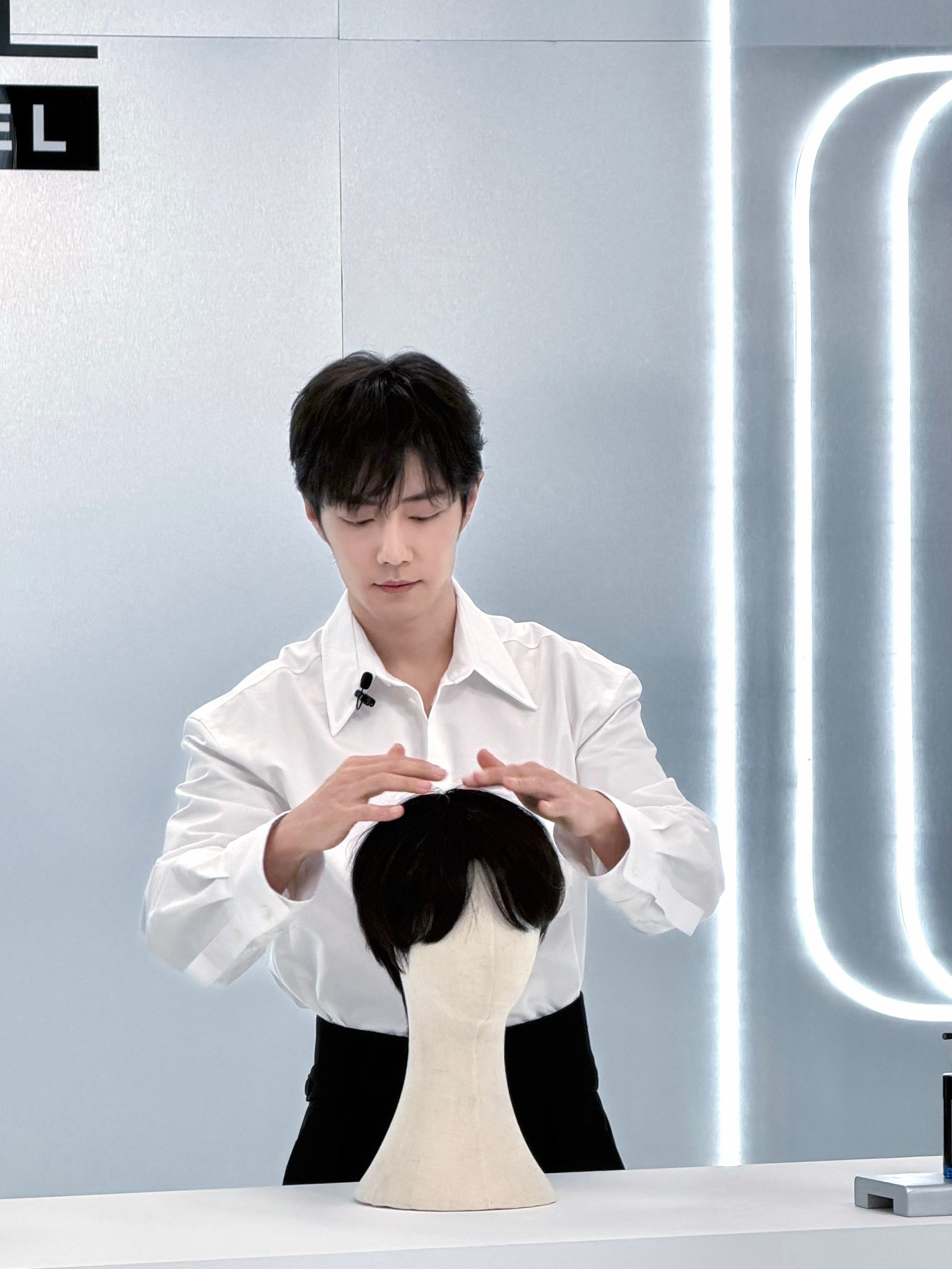 肖战今天品牌直播造型出图，还有live！