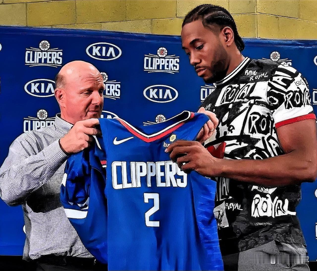 联盟考虑裁决伦小卡与快船阴阳合同！根据雅虎记者TomHaberstroh报