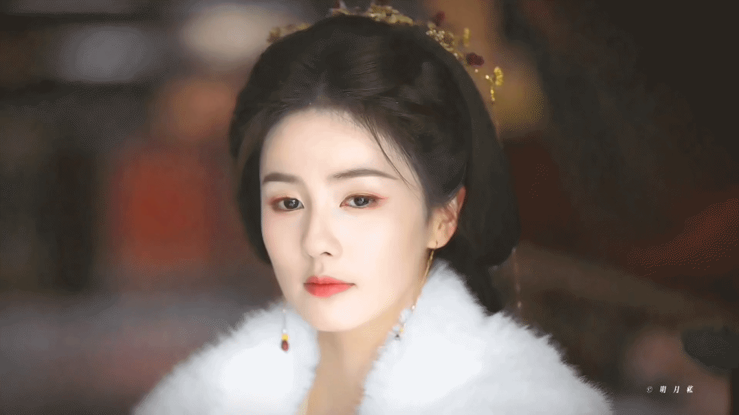 如李青月般纯真，又如花如月般通透，提到白鹿，国浩导演介绍说：“我们已不是第一次合
