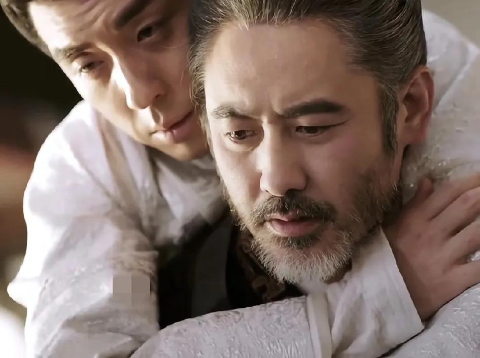 司马懿背着奄奄一息的曹叡，当着满朝文武的面背着把他背去甄宓宫殿。想当年，曹叡小