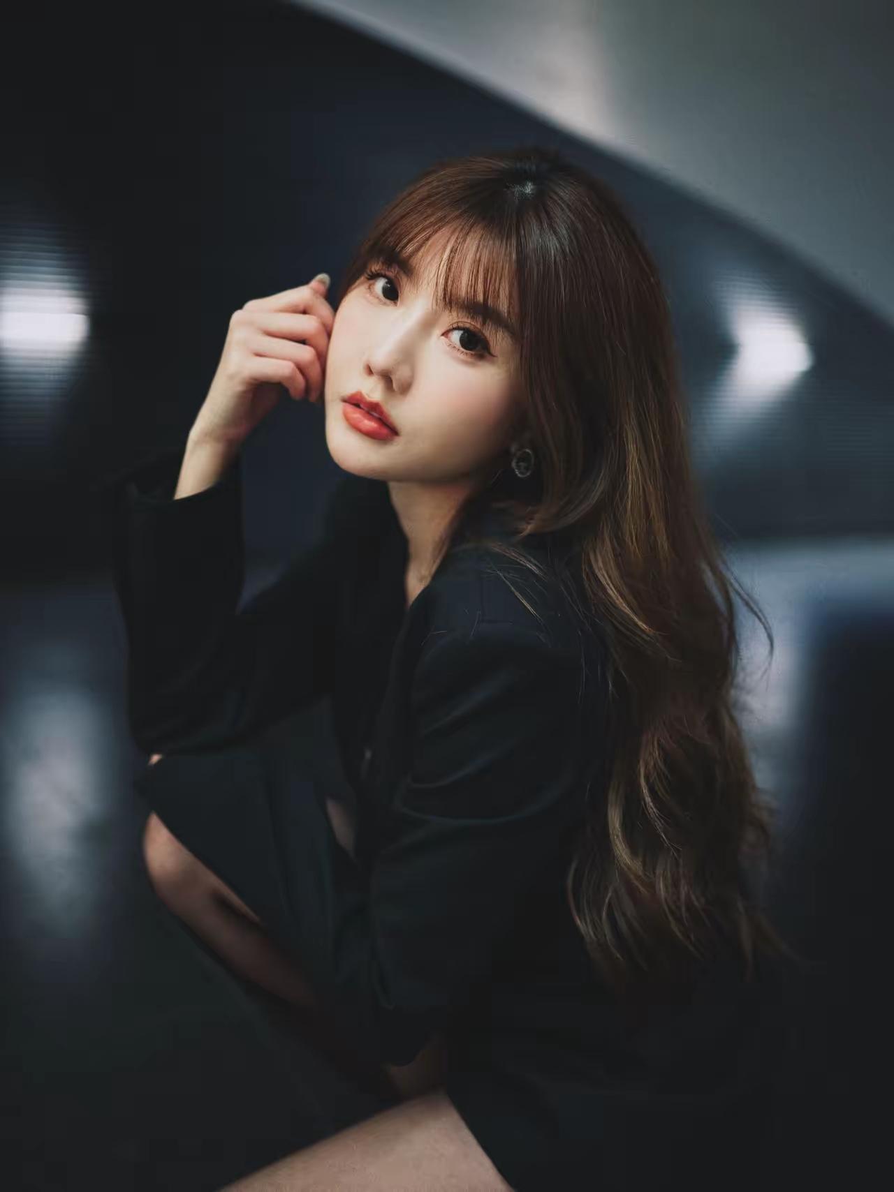 美女很美，照片也很有故事感，就是不知道她叫什么名字……