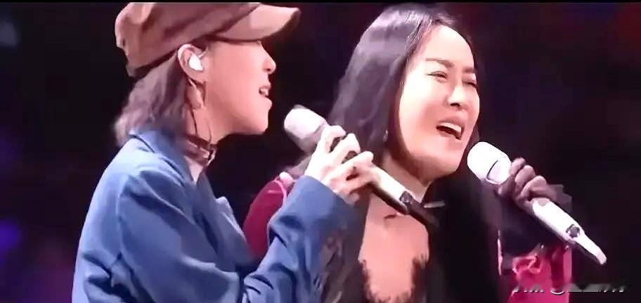 那英递出的不止是话筒，是王菲22年前的手写托付。1994年，王菲手写卡片，托付