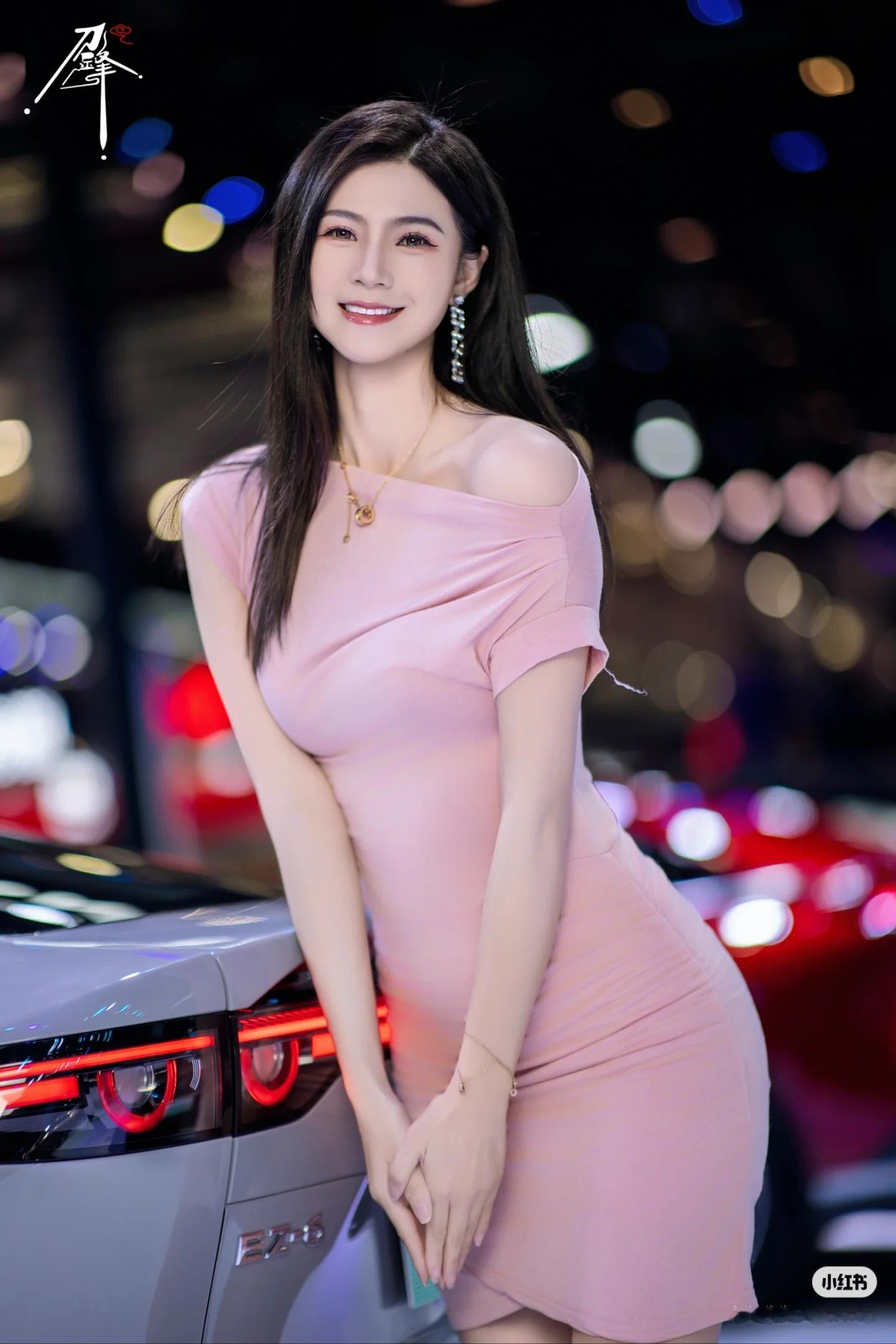 冬日生活打卡季美女车模穿搭写真<!...