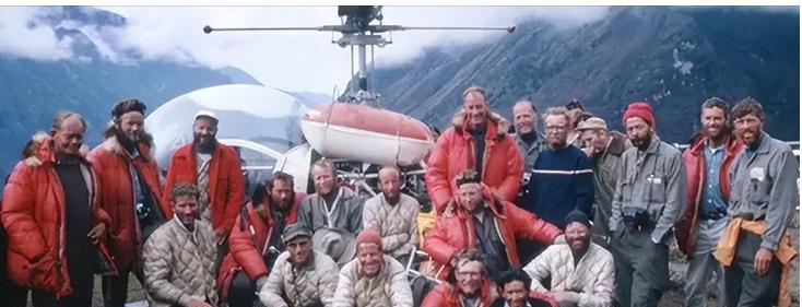 1965年秋天，美国与印度登山队秘密登上喜马拉雅山，企图用监视装置盗取中国绝密信