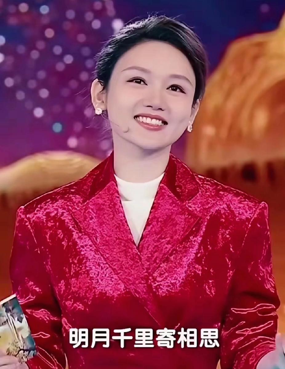 左边是龙洋，右边是董卿一个被挑剔着看，一个被捧上天诗词主持风格大不同引发热议