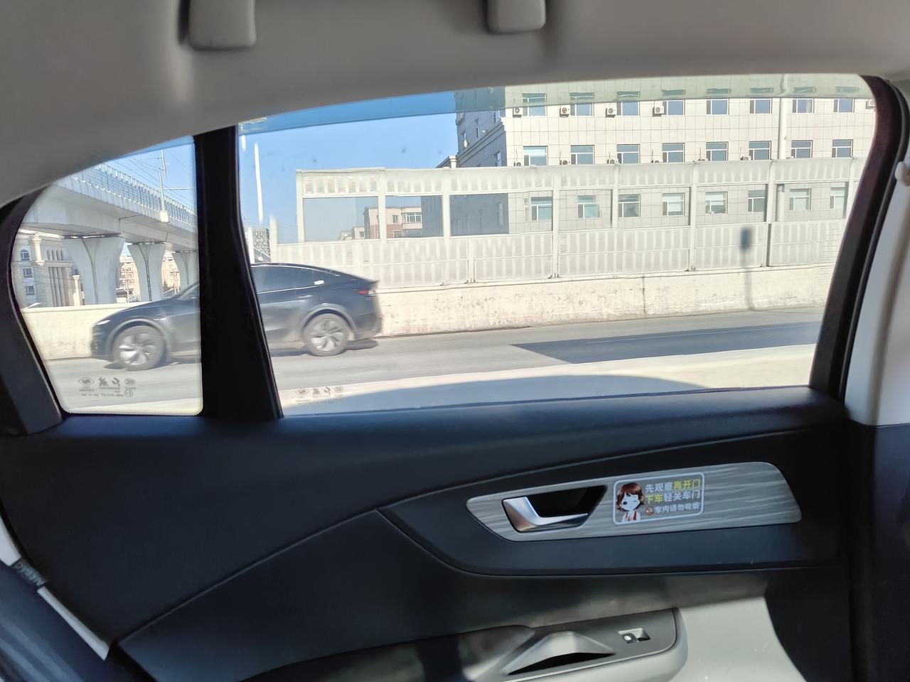 搭了一辆红旗E-QM5去机场，和司机大姐（或妹子）唠了唠:1.标准续航610公