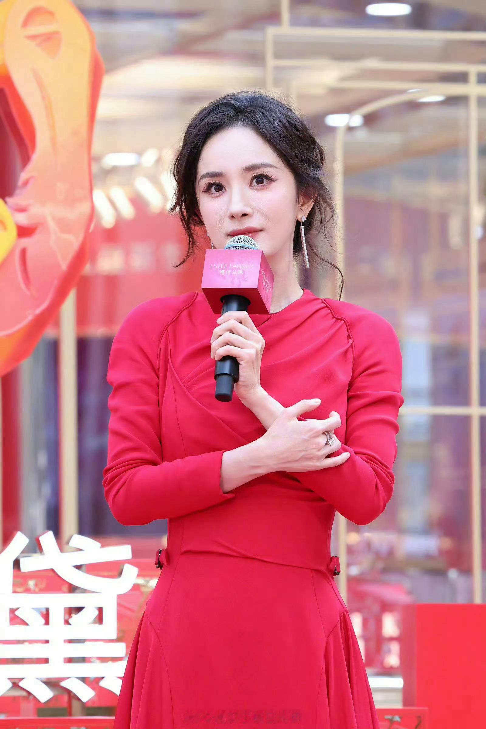 杨紫这套造型和杨幂的这套好像啊！都是红色连发型都差不多杨紫红裙好明媚