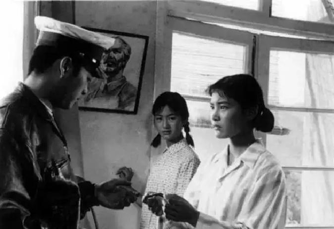 1976年，15岁的陈冲一炮而红。但电影里帅倒一片的男主角，却突然“消失”了。