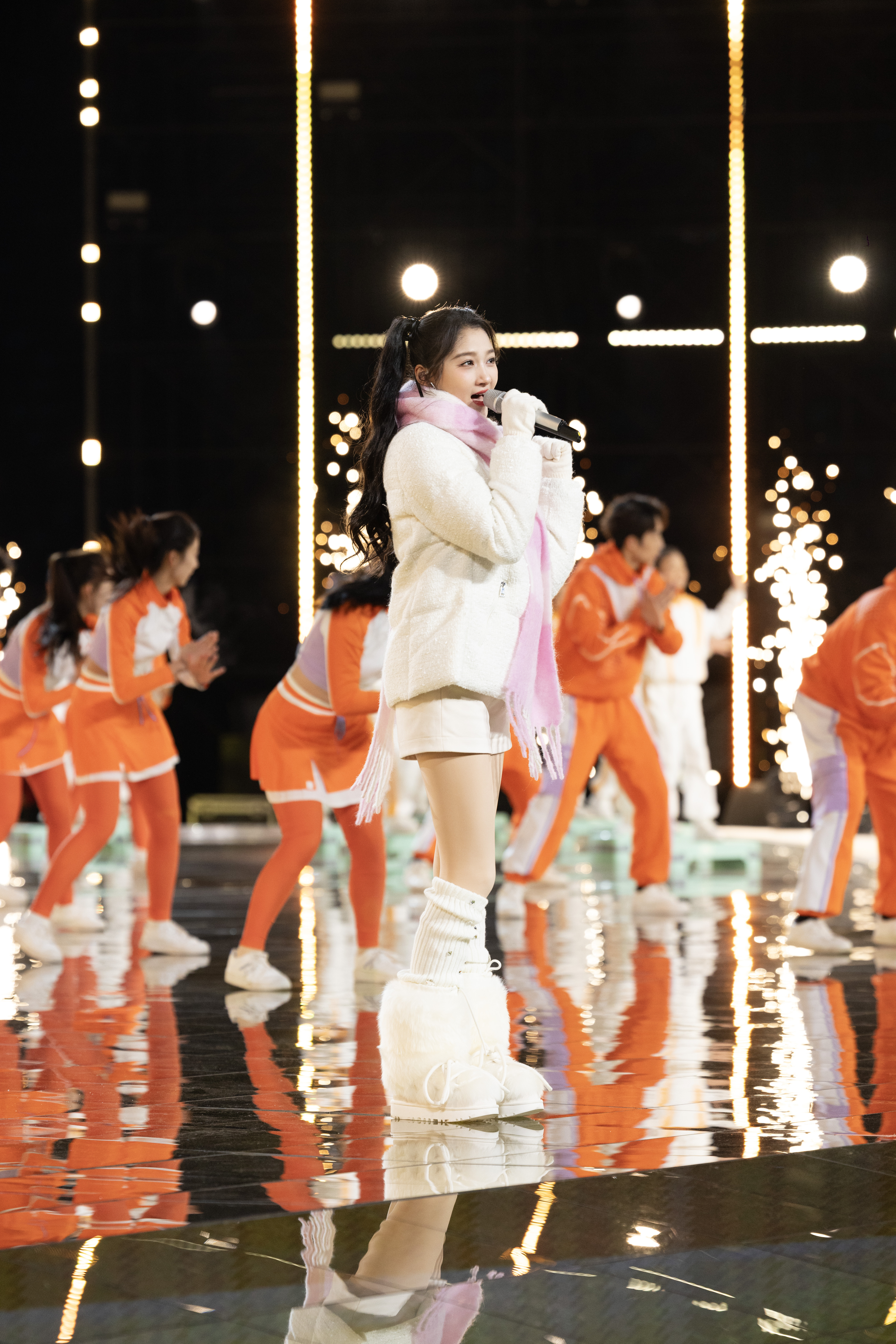 关晓彤滑雪摔屁墩儿关晓彤在复制粘贴的时代，你是手写的诗